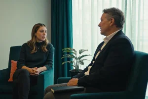 A warm conversation between someone seeking support and a therapist while weighing whether a psychologist or counsellor is the right fit